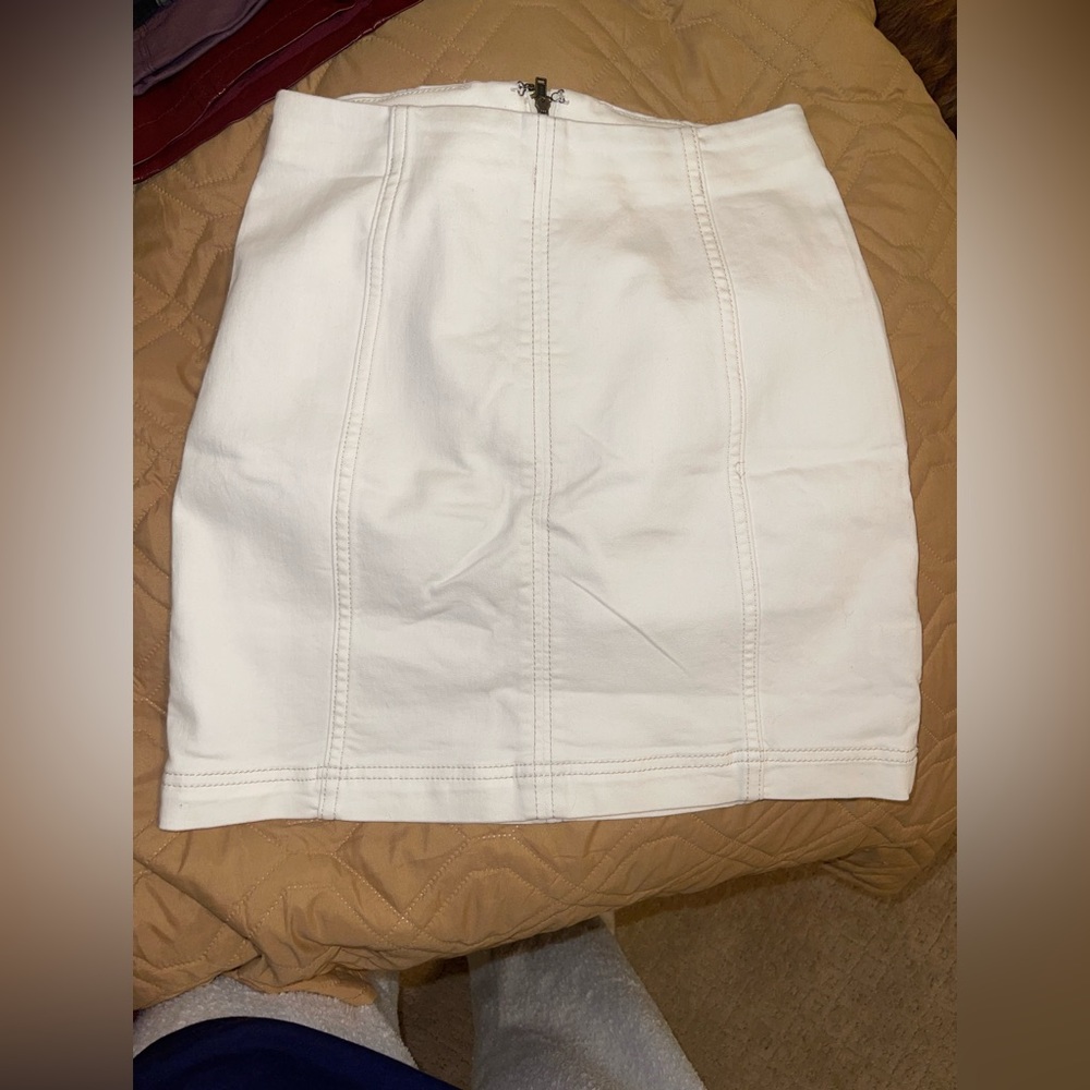 WHITE FREE PEOPLE DENIM SKIRT [SIZE 4] Great condition!